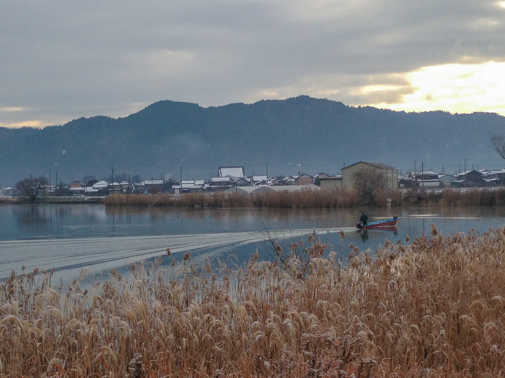 伊庭内湖から集落を望む