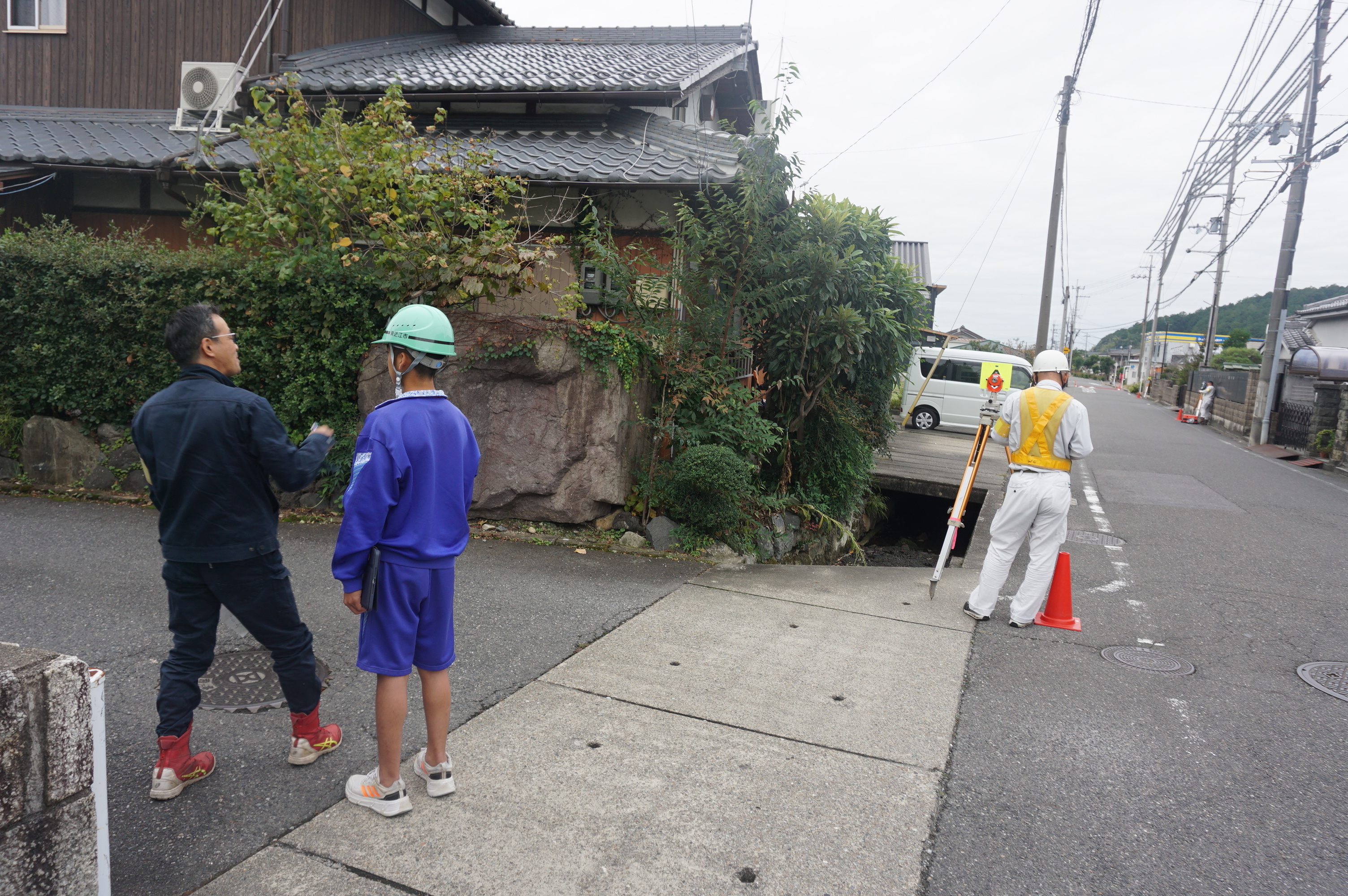 測量の現場を見学している写真